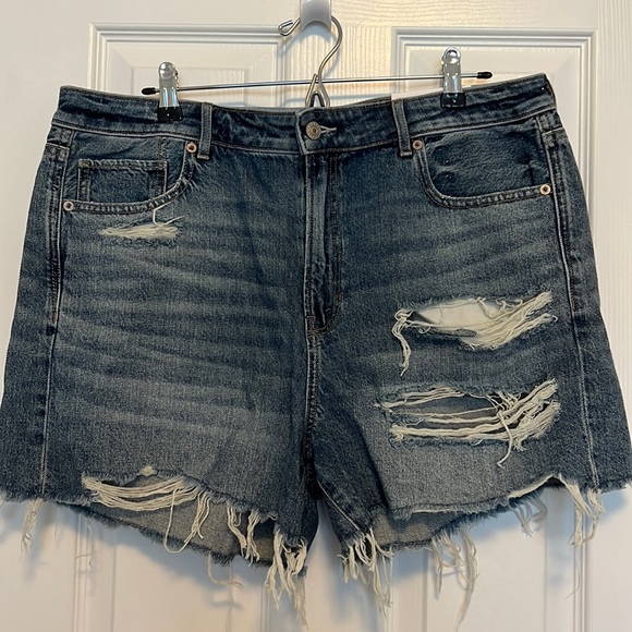 American Eagle Outfitters Pants - American Eagle Tomgirl shorts